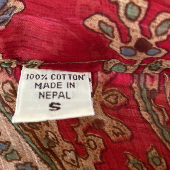 Made in Nepal wrap around wine paisley short sleeved blouse. Ties inside… - Picture 11 of 17